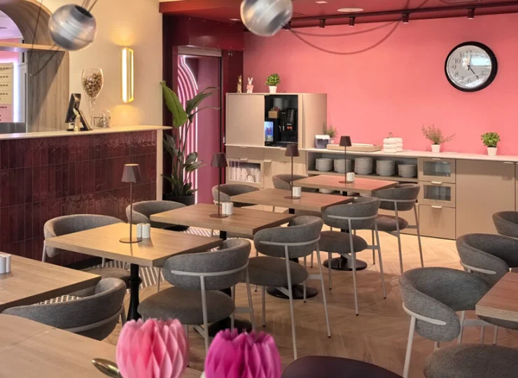 W restauracji jest część barowa oraz bufetowa