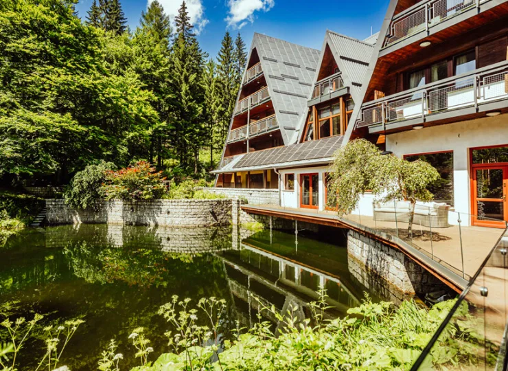 Jelenia Struga mieści się w zacisznej dolinie o krystalicznie czystym powietrzu