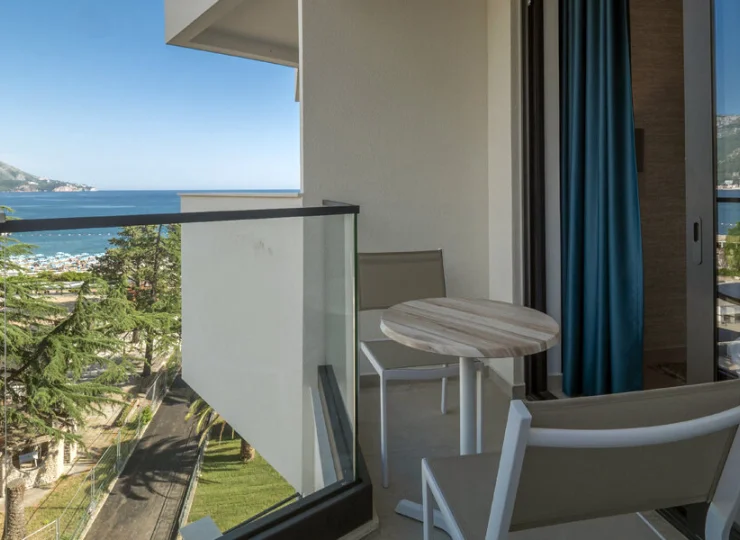 Balkon z bocznym widokiem na morze (seaside view)