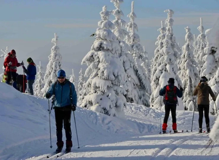 Trasa prowadzi do schroniska Smědava (oddalone o 7 km)