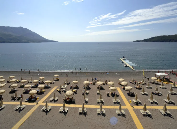 Hotel posiada prywatną plażę z bezpłatnymi leżakami i parasolami dla swych gości