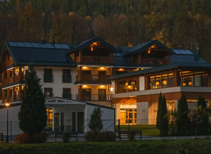 Resort jest malowniczo otoczony przyrodą Pienin i Beskidów