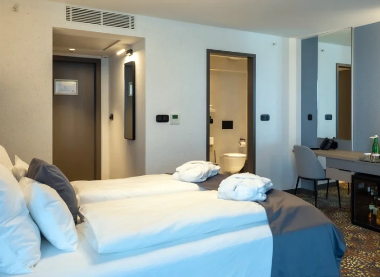 Pokój typu standard ma balkon, klimatyzację, czajnik, minibar, smart TV, wifi