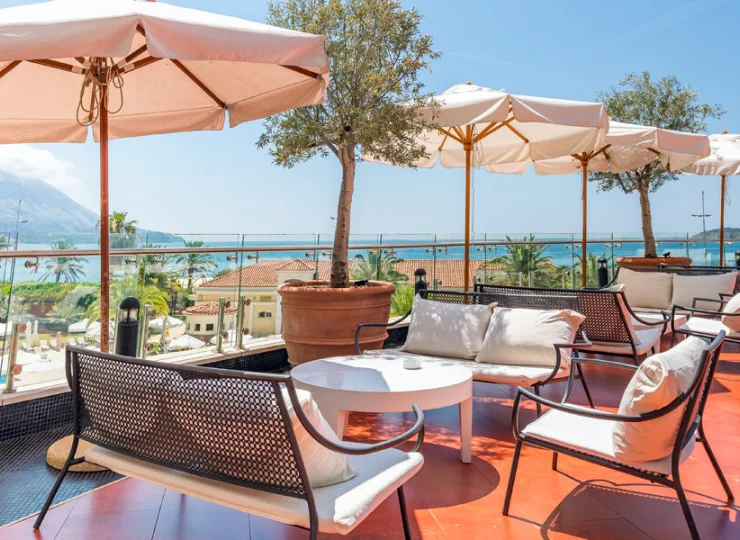 Hotel posiada kilka restauracji i barów z tarasami