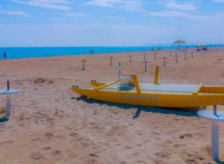 Wzdłuż morza dla przygotowano liczne atrakcje dla wypoczywających tu gości