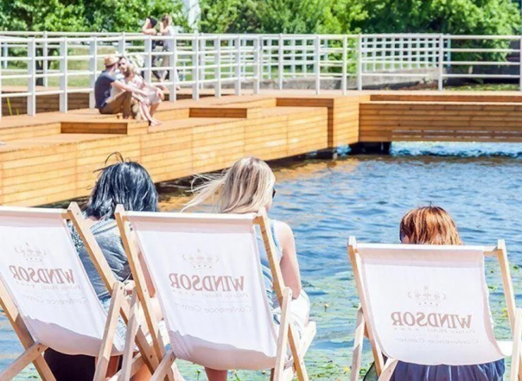 Latem goście cieszą się prywatną plażą nad wodą