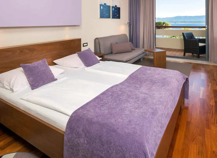 Pokój junior suite ma dodatkowo rozkładaną sofę dla 2 dzieci