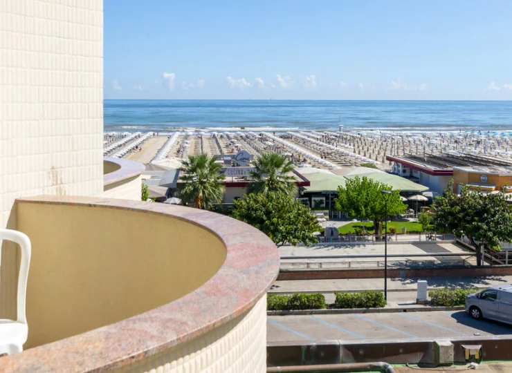 Pokoje superior mają balkony z widokiem na morze