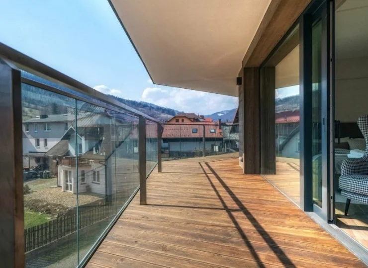 Każdy apartament posiada balkon z widokiem na okolicę