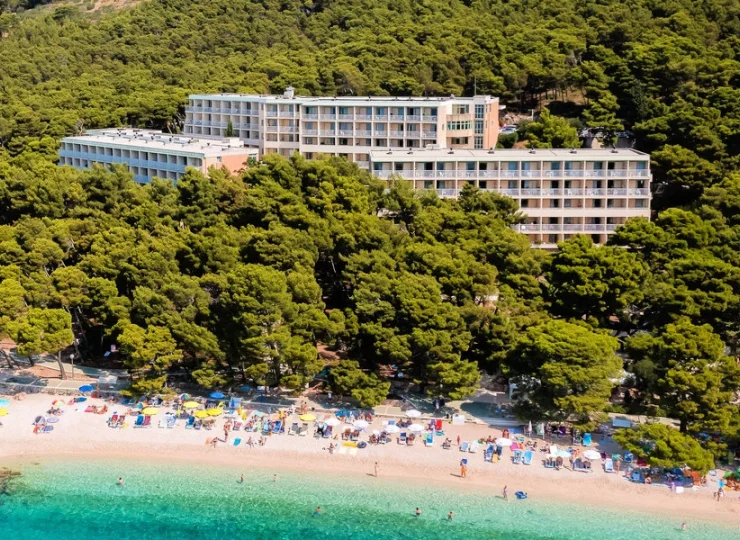 Hotel jest atrakcyjnie zlokalizowany przy plaży Punta Rata