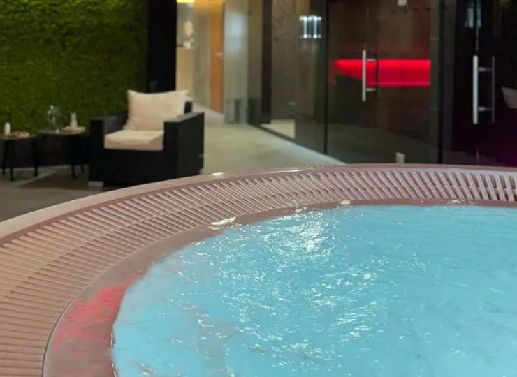 5-osobowe jacuzzi z dyszami masującymi i temperaturą wody 36°C