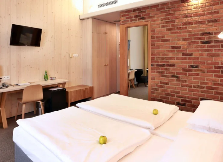 W pokoju jest miejsce do pracy i minibar/lodówka hotelowa