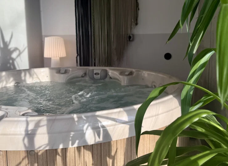 Odprężeniu niezależnie od pogody na zewnątrz sprzyja także wewnętrzne jacuzzi