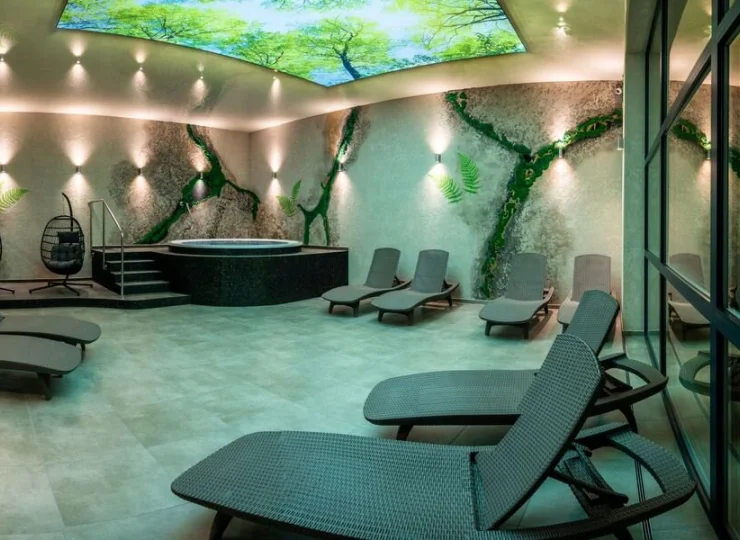 Po kąpieli można odpocząć na leżakach