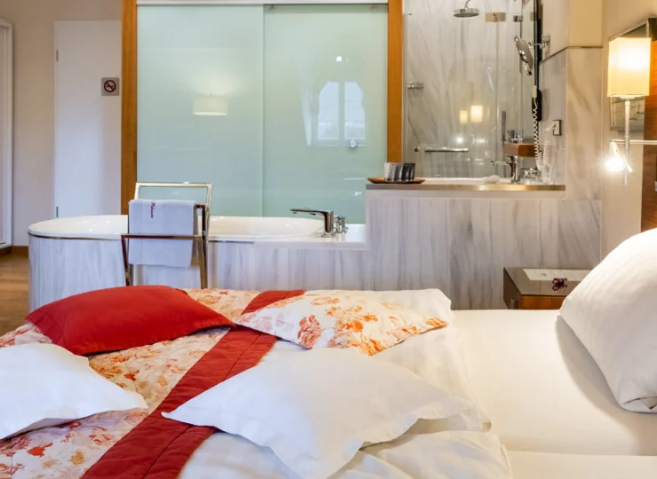 Deluxe design ma wannę wprost w pokoju