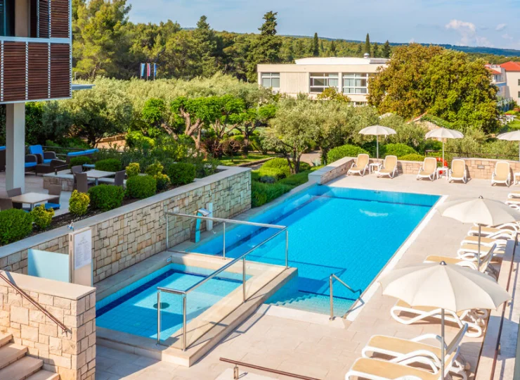 Przy basenie znajdują się leżaki i parasole