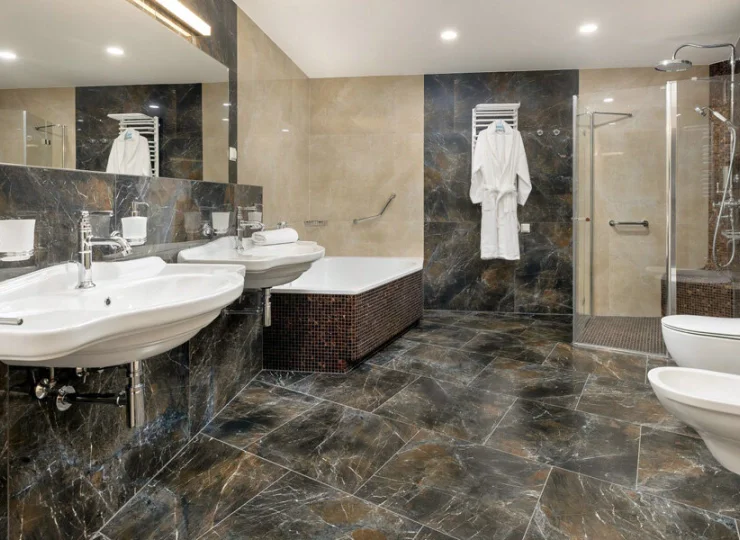 Łazienka apartamentu jest przestronna i luksusowa