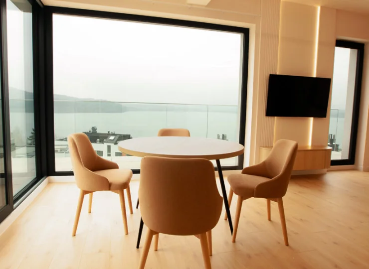 W każdym apartamencie jest pokój dzienny z kuchnią i jadalnią