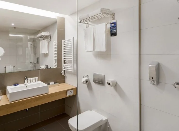 W łazience jest prysznic i suszarka do włosów