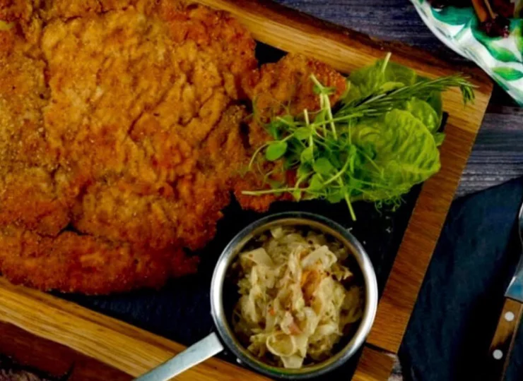 W tutejszej restauracji można zamówić tradycyjne dania kuchni polskiej