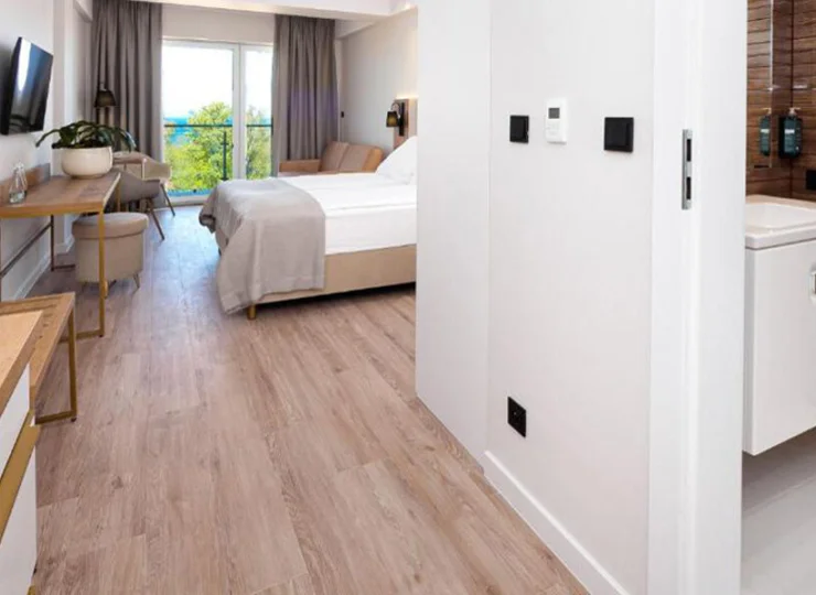 W pokoju junior suite mieści się rozkładana sofa dla dwójki dzieci