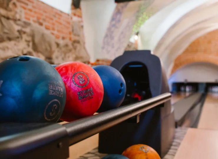 Gotyckie cegły połączone z nowoczesnością  pasują do  wieczoru bowlingowego