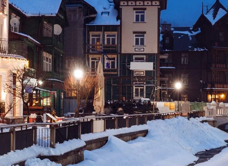 Krynicki deptak zachęca do spacerów w każdej porze roku