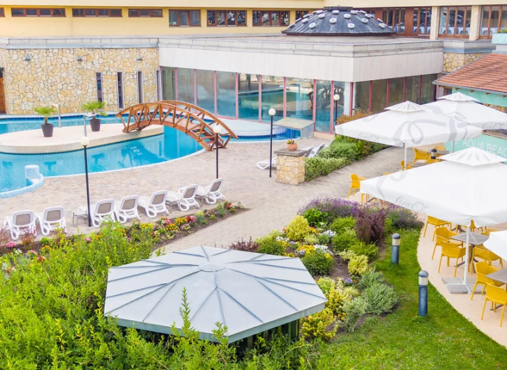 Tereny zewnętrznego aquaparku są przyjemnie zadbane