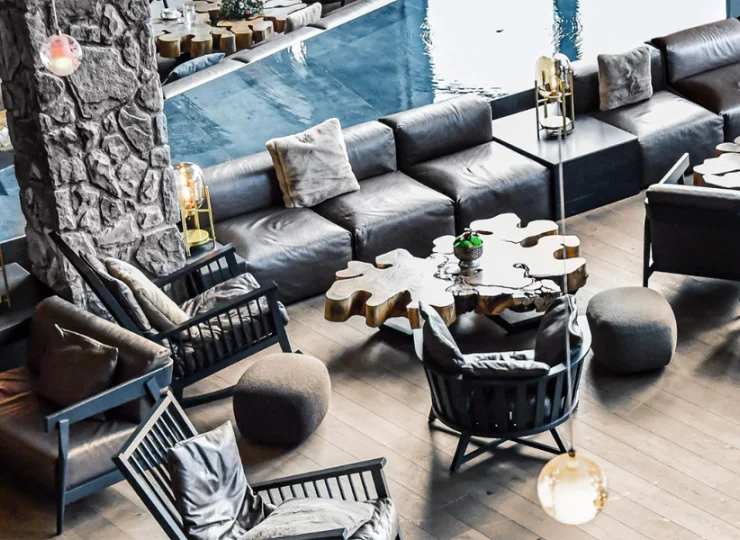 Hotel posiada piękne lobby z meblami wykonanymi przez rzemieślników