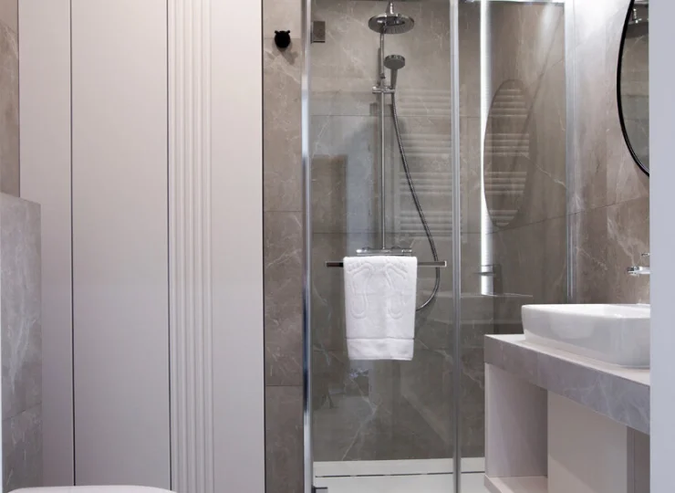 W łazience jest kabina prysznicowa