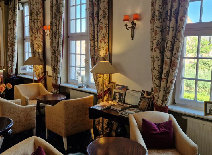 Za oknami widać spokojną część centrum Gdańska