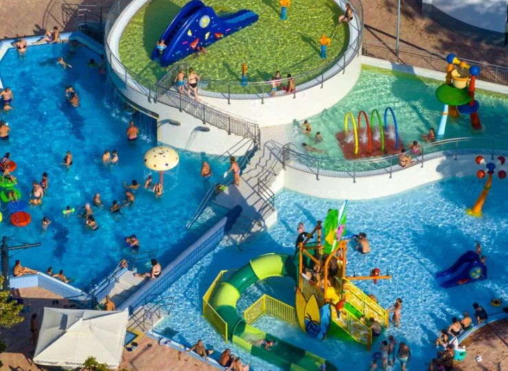 Termy Harkany mają kilka basenów, zjeżdżalni i wodnych atrakcji