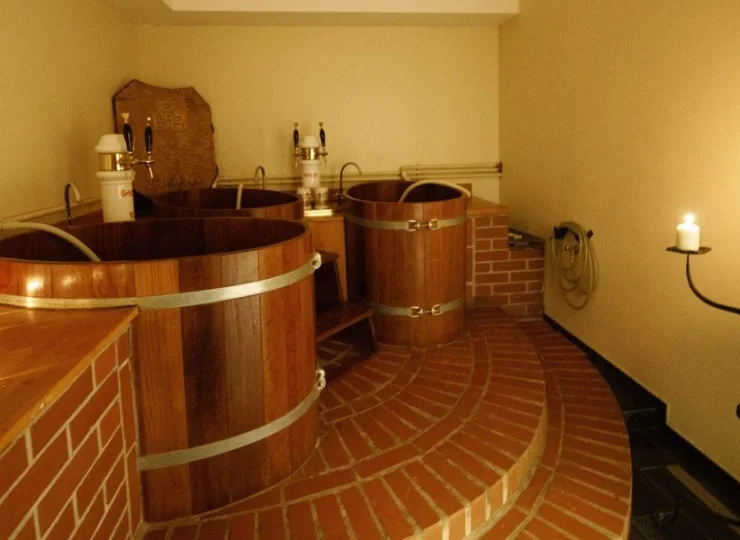 Jako jeden z niewielu w Czechach hotel oferuje kąpiel piwną (beer spa)