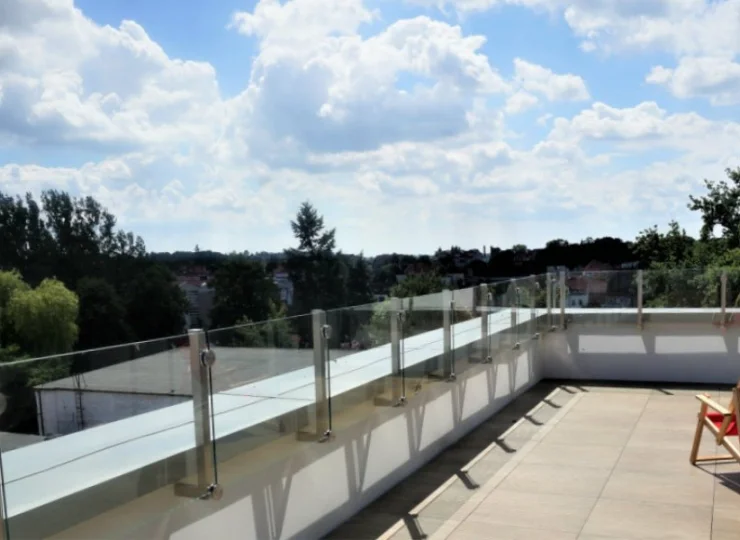 Z tarasu widokowego rozpościera się przyjemny widok na park