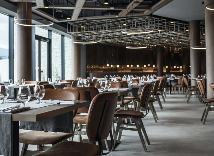 Restauracja w Lake Hillu jest przestronna i elegancka