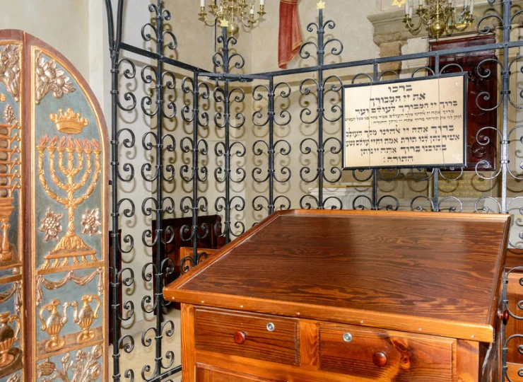 Wnętrze pobliskiej synagogi Remu