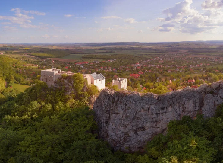 Atrakcje okolicy: zamek w Csókakő, w tle panorama gór Vértes