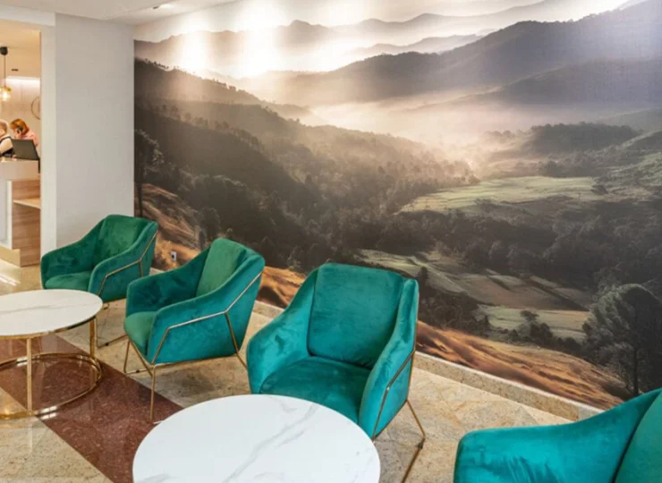 Hotelowe lobby zdobi górska panorama