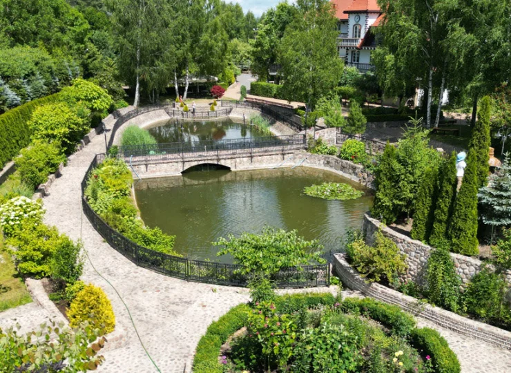 Dwór Bartnika powstał na zadbanym terenie