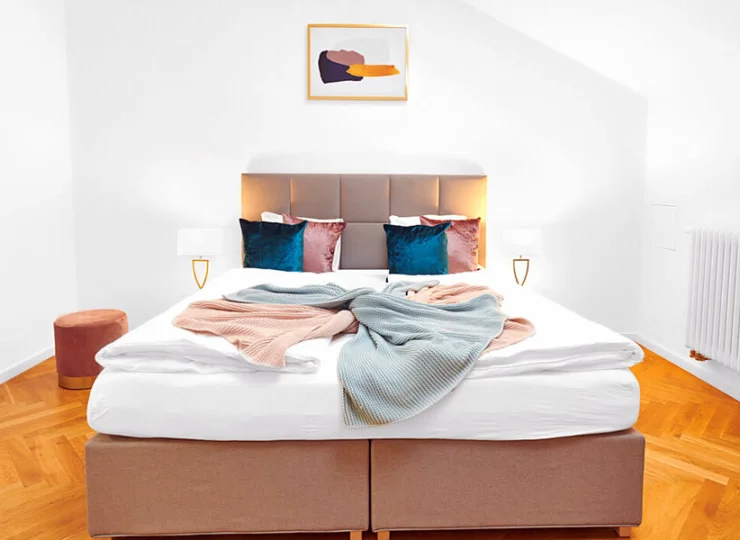 Dwuosobowa sypialnia mieści podwójne łóżko