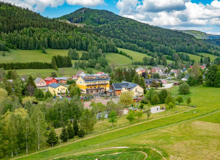 Hotel jest położony na pograniczu Gór Złotych i Wysokiego Jesionika