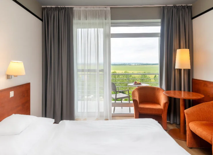 Wszystkie pokoje mają balkon