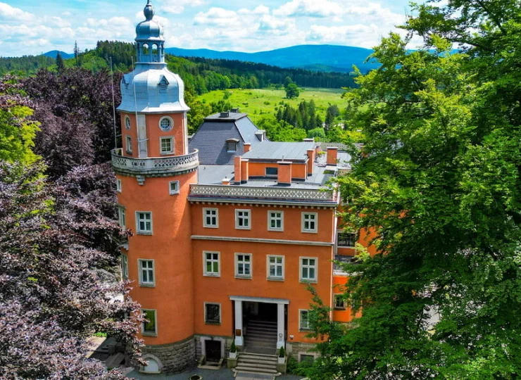 Pałac Paulinum oferuje noclegi w zabytkowym pałacu w Kotlinie Jeleniogórskiej