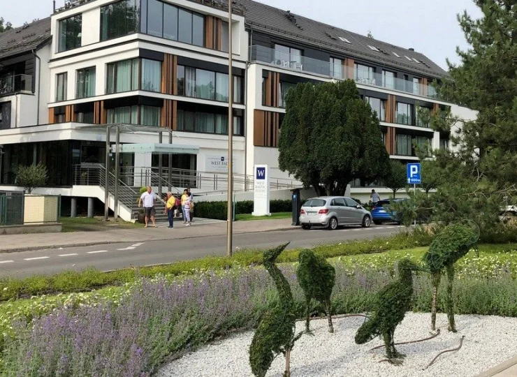 Resort jest położony przy plaży, od której dzieli go tylko park