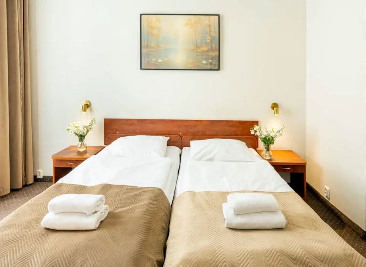 Goście mają do wyboru pokoje 2-osobowe typu twin lub double