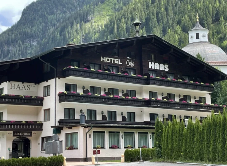 Hotel Haas jest pięknie położony w zacisznej części doliny