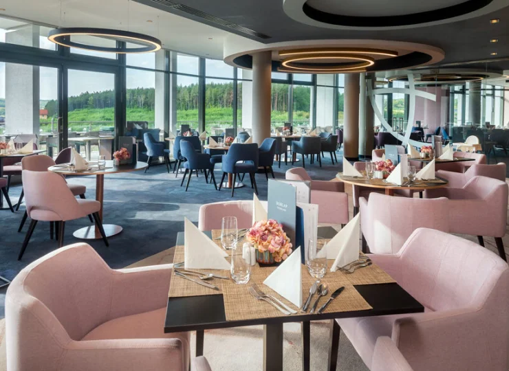 Menu obejmuje tradycyjne dania kuchni węgierskiej, potrawy wegetariańskie i inne