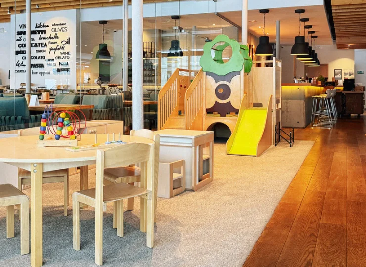 Restauracja jest połączona z kącikiem zabaw dla dzieci