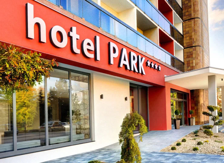 Czterogwiazdkowy hotel w miasteczku otoczonym górami i atrakcjami