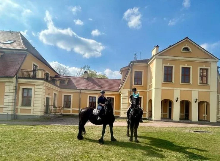 Pałac w Rymaniu to hotel z własną stajnią